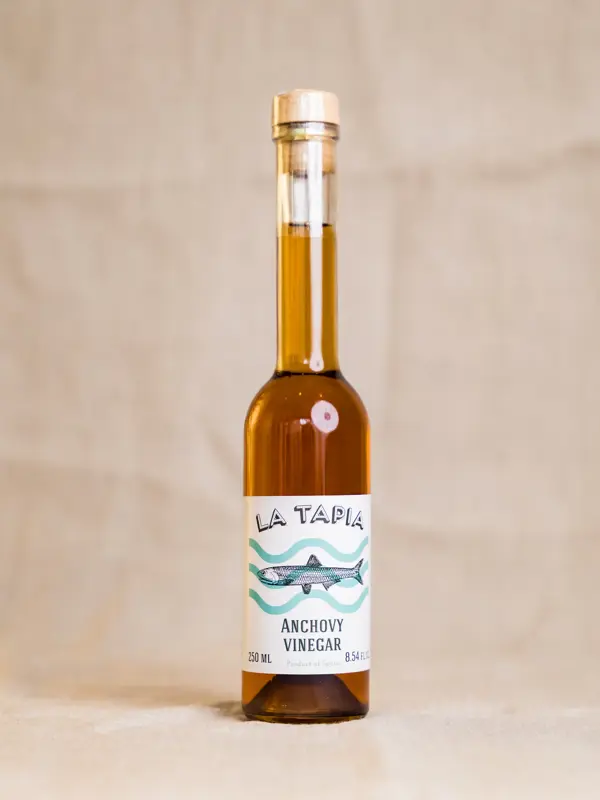 Flaske med La Tapia Anchovy Vinegar (250 ml) – elegant design og balansert smak av ansjos og eddik. Ideell til salater, sauser og marinader.