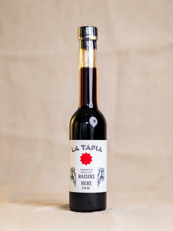 Flaske med La Tapia Rosin Eddik (250 ml) – elegant design og balansert smak av søte rosiner og syrlig eddik. Ideell til salater, marinader og sauser.