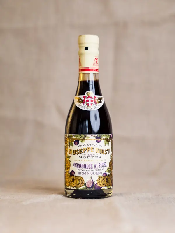 Flaske med Giusti Agrodolce ai Fichi (250 ml) – frukteddik med fiken og vineddik. Ideell til ost, salater, kjøtt og desserter.