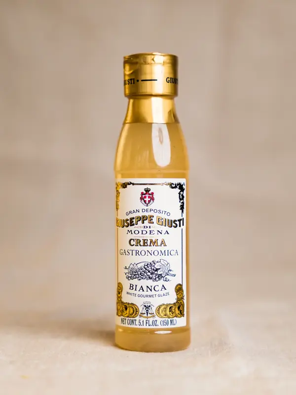 Giusti Crema di Balsamico Bianco – silkemyk hvit balsamico med frisk syrlighet og sødme. Perfekt til salater, fisk, grønnsaker og desserter. Kun hos Pettersen & Co.