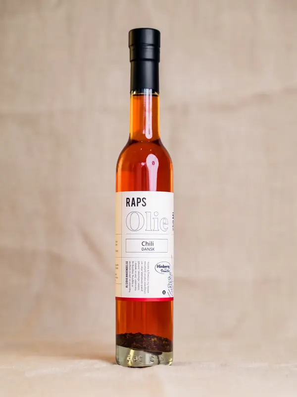Flaske med Hinberg & Vanilla Rapsolje med Chili (250 ml) – elegant dansk kaldpresset olje med balansert chilismak. Ideell til salater og marinader.