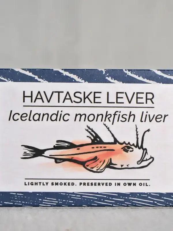 Boks med lettrøkt islandsk breiflabblever fra Fangst, servert med toast og sitronskiver på et trebord.
