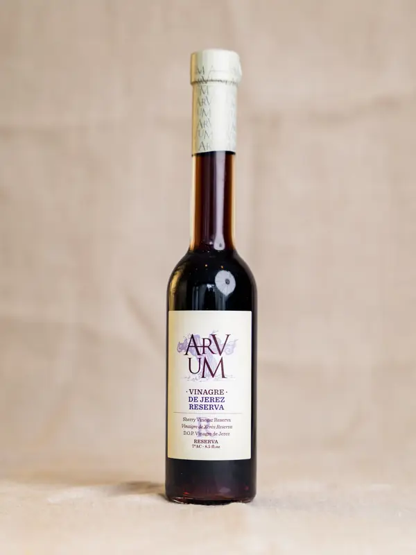 Flaske med ARVUM Sherry Vinegar Reserva (250 ml) – elegant design, mørk mahognifarge. Lagret i 10 år for rik smak. Ideell til salater og sauser.